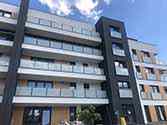 Balkonhek van glazen balustrade met rvs staanders en leuningen