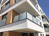 Glazen balustrade met staanders van gepoedercoate staalprofielen en leuningen van ronde buis