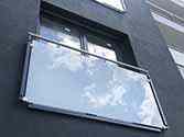 Franse balkons met rvs staanders en leuningen. Vulling van veiligheidsglas
