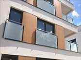 Balkonhek van glazen balustrade met rvs staanders en leuningen