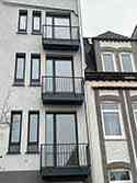 balkon met draagstructuur van stalen profielen, bekleding met aluminiumplaat, stalen balustrade