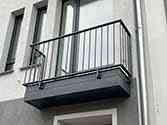 stalen balustrade met verticale spijlen, bekleding met aluminiumplaat