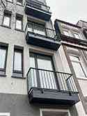 balkon met draagstructuur van stalen profielen, bekleding met aluminiumplaat, stalen balustrade