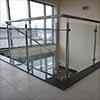 rvs balustrade met glas op de top van de trap
