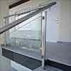 rvs balustrade met glas op de top van de trap