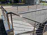 rvs balustrade met horizontale spijlen op trappen