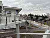 rvs balustrade met horizontale spijlen op trappen