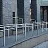 RVS balustrade met dubbele leuning op rolstoelhelling