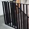 stalen balustrade op het overloop in de trap