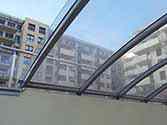 dak met polycarbonaatplaten gemonteerd op draagconstructie
