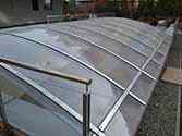 polycarbonaatplaten gemonteerd op draagconstructie met stalen platen