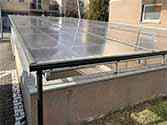 polycarbonaat panelen geïnstalleerd op de top van staalconstructie met rvs platstaal