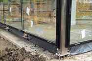 glaspanelen gemonteerd op draagconstructie van rvs profielen