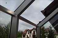 glaspanelen van gelaagd veiligheidsglas gemonteerd op draagconstructie van rvs profielen