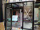 glasdak en glaswand met deur