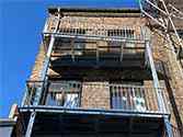Balkon met draagstructuur van stalen profielen en stalen balustrade