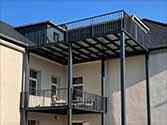 Balkon met draagstructuur van stalen profielen en stalen balustrade