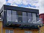 Balkon met draagconstructie van stalen profielen opgehangen met trekstangen van rvs buis