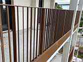 Balkonhek van balustrade met verticale spijlen en bekleding van aluminiumplaat