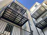 Balkon met draagstructuur van stalen profielen en stalen balustrade