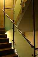 Balustrade met rond satijnen afwerking roestvrij stalen staanders en leuning. Balustradevulling van satijnglas.
