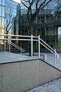 Rvs balustrade met dubbele leuning.