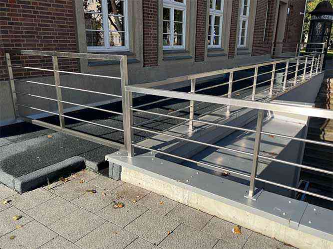Rvs balustrade met horizontale spijlen. Vierkante staanders en leuningen van roestvrij staal