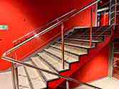 Stalen balustrade met horizontale rvs kabels. Rvs leuning van hoog gepolijst ronde buis