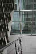 Rvs balustrade met horizontale knieregels. Rond satijnen afwerking roestvrij stalen staanders en leuning.