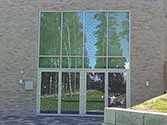 Glasdeuren in aluminium systeem van gekleurde glas met decoratieve motieven