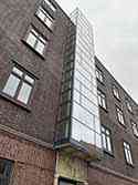 Glazen gevel. Gevelbekleding met glaspanelen van helder, reflecterend glas