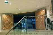 Houten deur gebouwd op stalen frame.