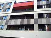 Scheidingswanden met polycarbonaat in stalen frames op balkons