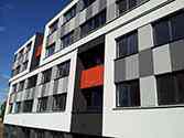 Balkonhek van balustrade met staanders en leuningen van stalen profielen.