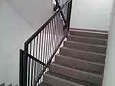 Stalen balustrade met verticale spijlen in trappenhuis