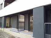 Scheidingswand met polycarbonaat panelen in stalen frames op terrassen