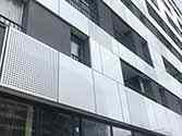 Alucobond gevelplaten gemonteerd op draagframes gemaakt van aluminium profielen