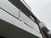 Balkonhek van glazen balustrade met rvs staanders en leuningen