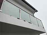 Balkonhek van glazen balustrade met rvs staanders en leuningen