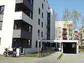 Balkonhek van balustrade met staanders en leuningen van stalen profielen.