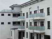 Balkonhek. Glazen balustrade met rvs staanders en leuningen