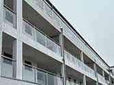 Balkonhek.Glazen balustrade met rvs staanders en leuningen