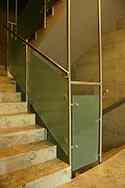 Glazen balustrade met rvs staanders en leuningen. Vulling van satijnglas