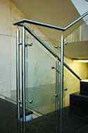 Glazen balustrade met rond rvs staanders en leuningen