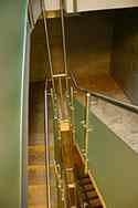 Balustrade met satijnen afwerking rvs staanders en leuning. Vulling van satijnglas