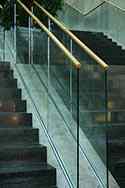 Volledig glazen balustrade met houten handregel