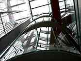 Glazen panelen gemonteerd op trappen