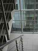 Rvs balustrade met horizontale knieregels. Rond satijnen afwerking roestvrij stalen staanders en leuning