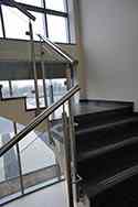 Glazen balustrade met rvs staanders en leuningen. Balustradevulling van veiligheidsglas.