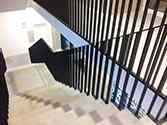 Stalen balustrade met verticale spijlen in de trappenhuis van westelijke pilaar